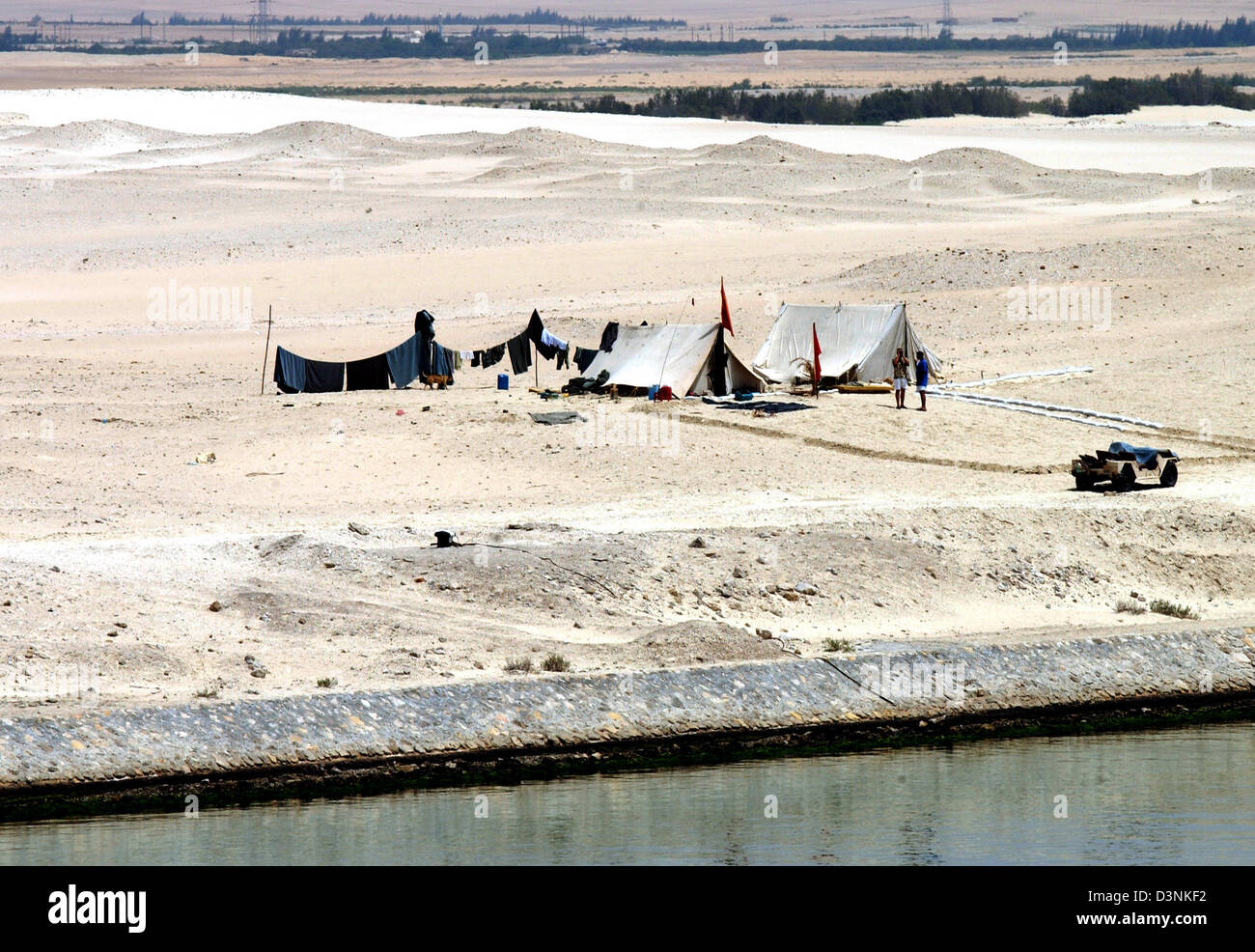 Das Bild zeigt zwei Zelte eine ägyptische Armee Post an den Suezkanal, Ägypten, 17. April 2006. 195 Kilometer Suezkanal verbindet das Mittelmeer mit dem Roten Meer über den Golf von Suez. Foto: Horst Ossinger Stockfoto