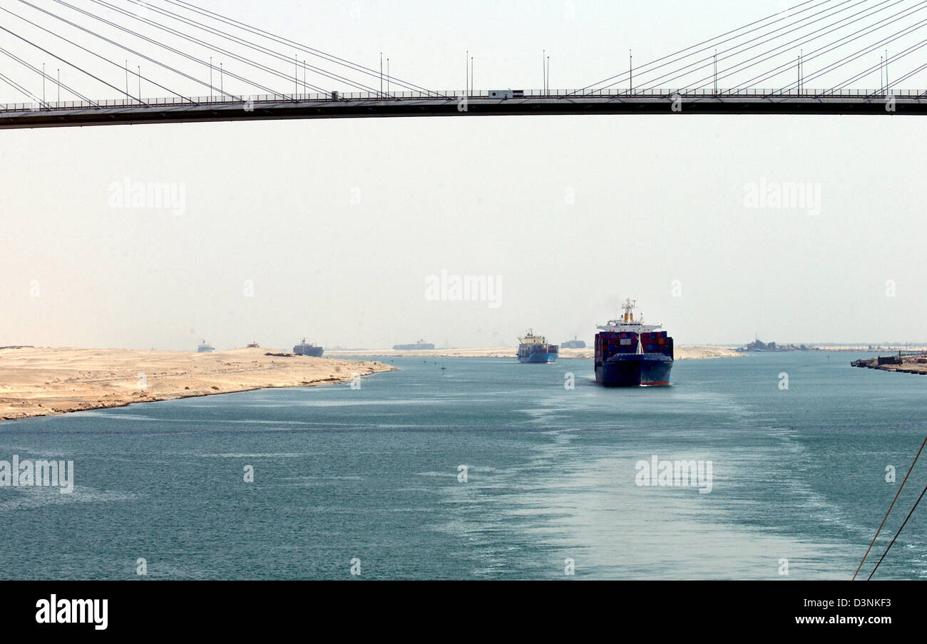Frachtschiffe passieren 70 m El Qantara Brücke über den Suezkanal, Ägypten, 17. April 2006. 195 Kilometer Suezkanal verbindet das Mittelmeer mit dem Roten Meer über den Golf von Suez. Foto: Horst Ossinger Stockfoto
