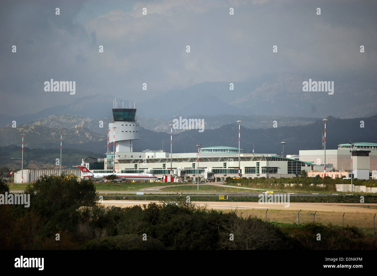 Das Foto zeigt das Flughafengebäude, Turm und Start-und Landebahn des Flughafens Olbia an der Ostküste von Sardinien, Italien, März 2006. Foto: Uwe Gerig Stockfoto