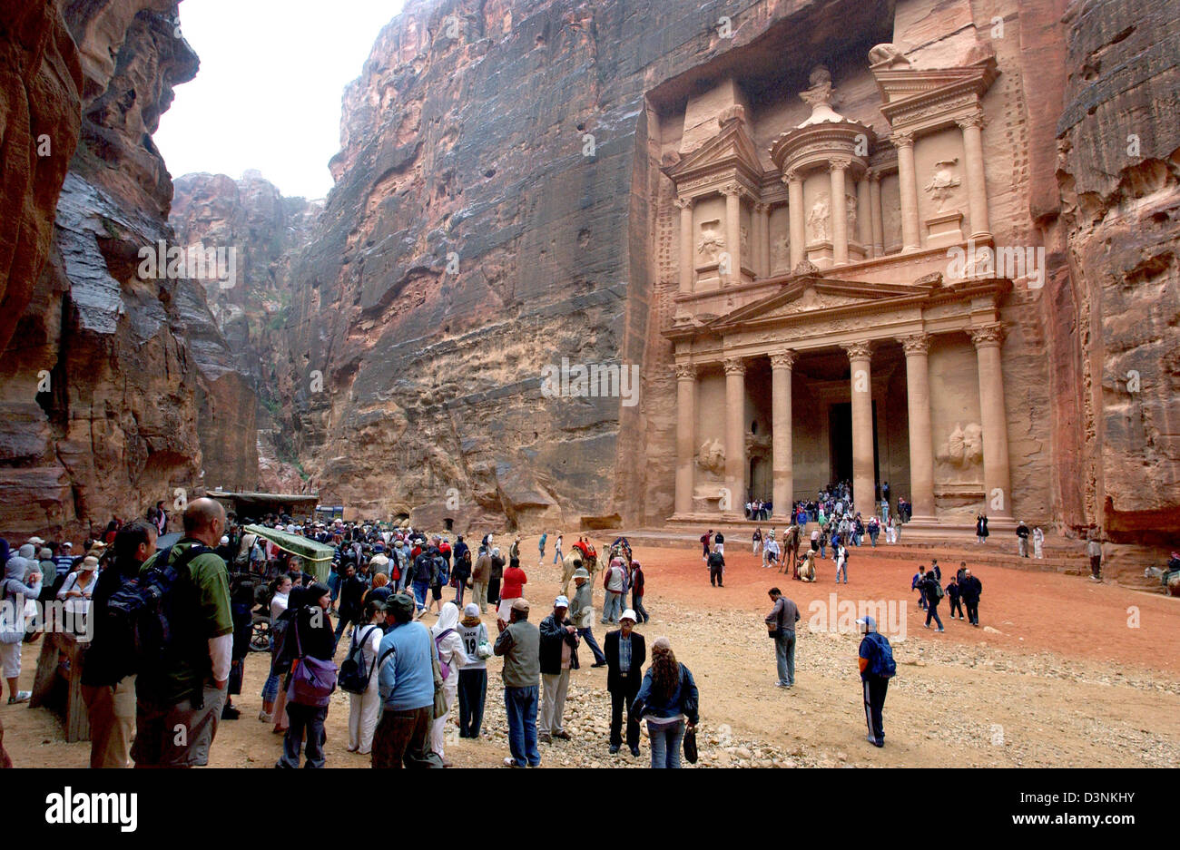 Touristen stehen vor den legendären Fiskus El Kazneh (auch: Chasna) in der berühmten Ruine Standort Petra im südlichen Jordanien 16. April 2006. Da Petra 169 v. Chr. war die Hauptstadt des Nabatäer-Reiches, seit 106AD die Hauptstadt der römischen Provinz Arabia, im 3. Jahrhundert n. Chr. von Munizipium, im 4. Jahrhundert n. Chr. Bischof sehen. Danach war es Platz im Caravan Handel Handel und Stockfoto