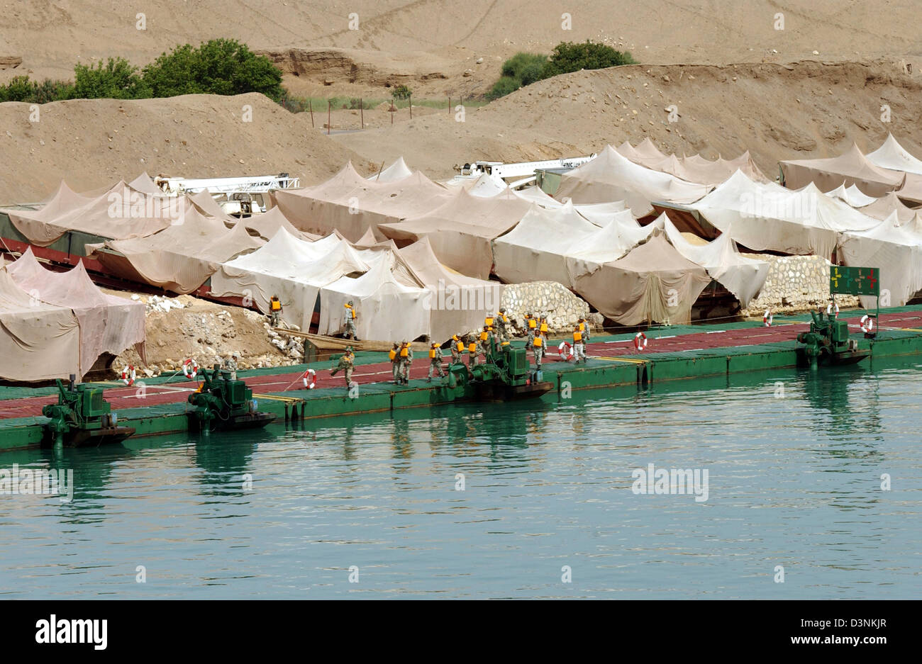 Das Bild zeigt ein Zeltlager eines ägyptischen Armee Post an den Suezkanal, Ägypten, 17. April 2006. 195 Kilometer Suezkanal verbindet das Mittelmeer mit dem Roten Meer über den Golf von Suez. Foto: Horst Ossinger Stockfoto