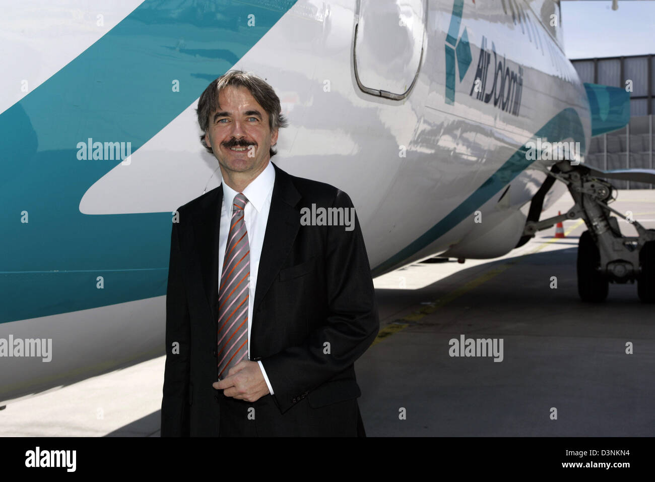 Air Dolomiti-Präsident und CEO Michael Andreas Kraus Lächeln während der Taufe der BAe 146-300 Jet am Flughafen München, Deutschland, 3. Mai 2006. Der Jet wurde getauft mit dem Namen "Rigoletto di Guiseppe Verdi". Foto: Stephan Goerlich Stockfoto