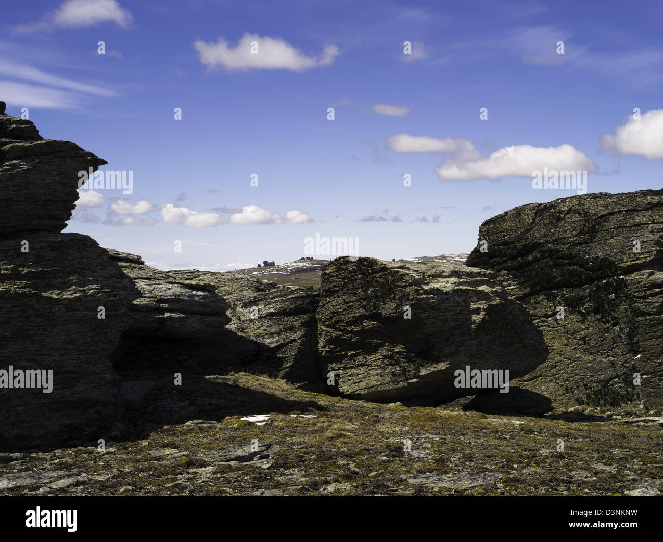 Blick auf den Obelisken und anderen Toren (Schiefer Säulen) auf der Old Man Mountain Range, Otago, Neuseeland Stockfoto