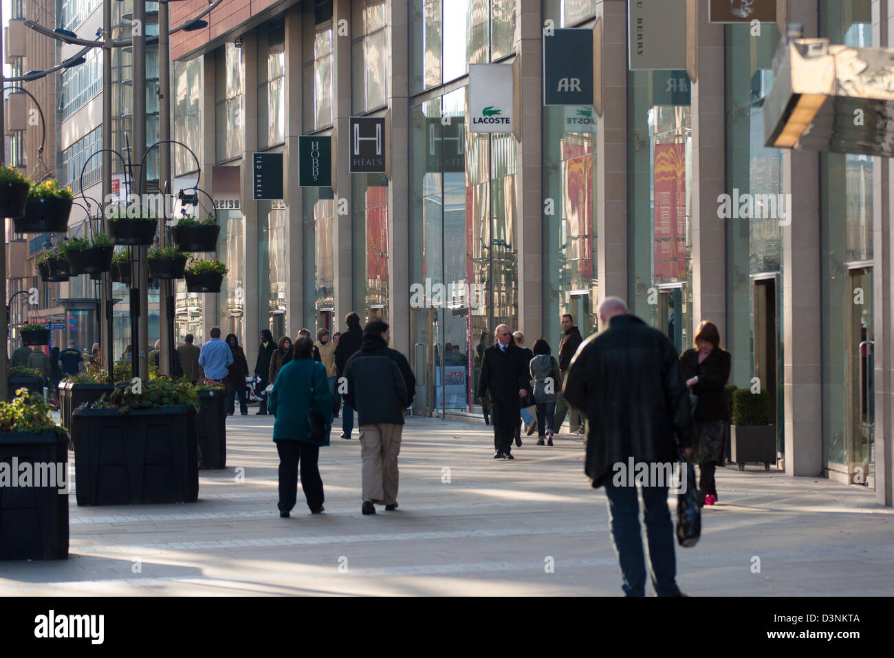 Shopper in der neuen Kathedrale Street in Manchester Stockfoto