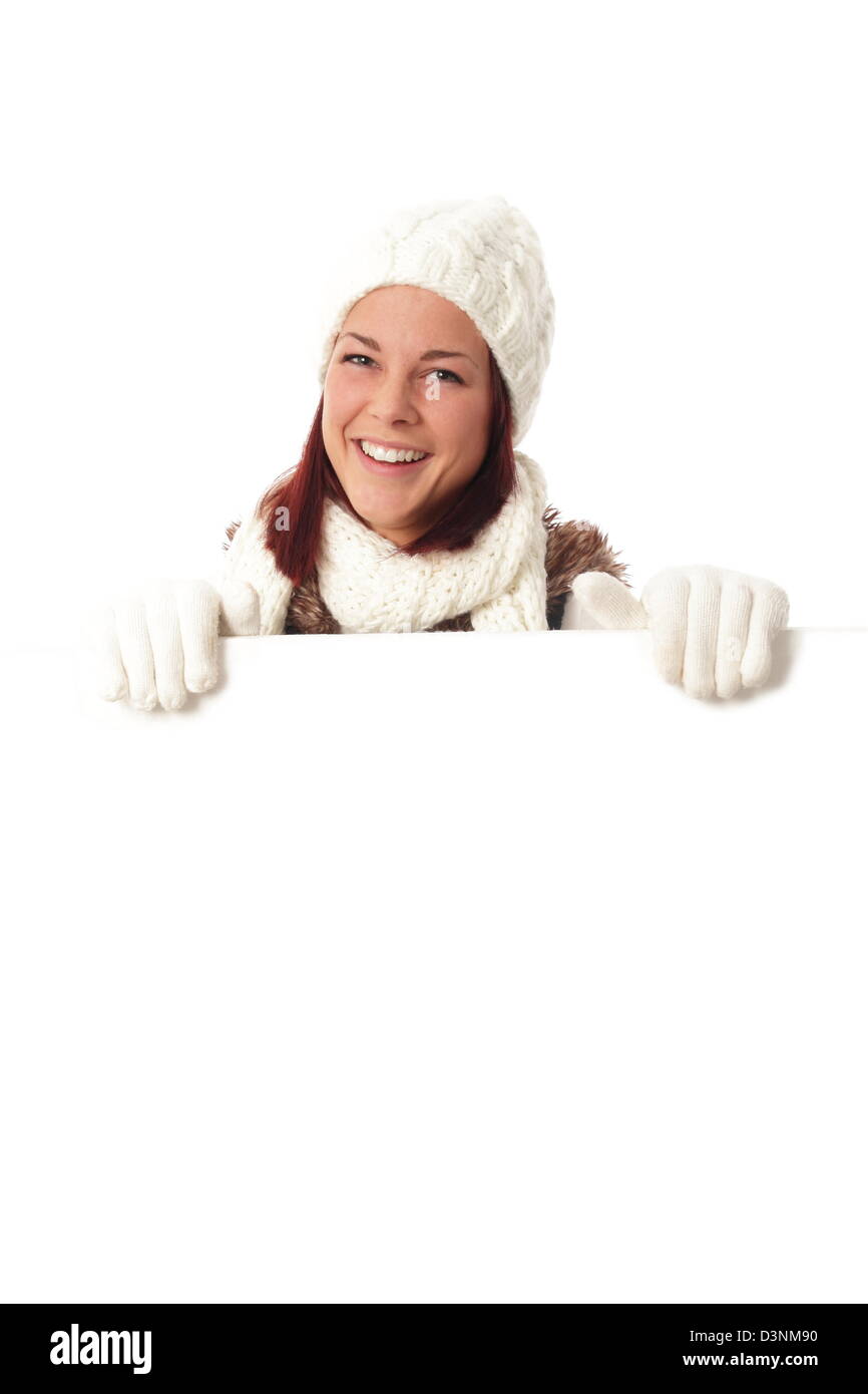 Frau im Winter mit einer großen Bord mit Textfreiraum Stockfoto