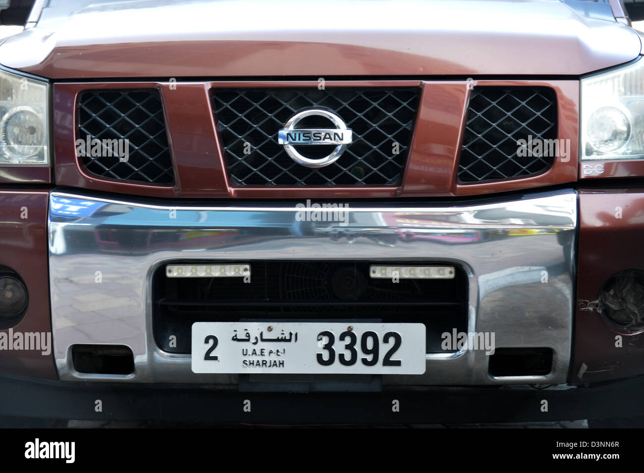 Ein Nissan mit einem Kennzeichen der Vereinigten Arabischen Emirate. Stockfoto
