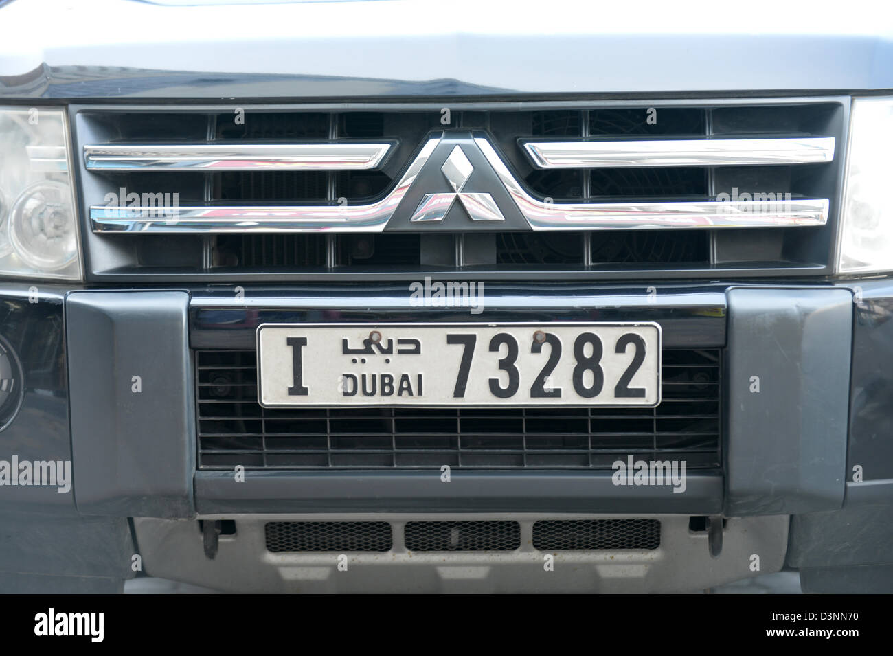 Ein Mitsubishi mit einem Kennzeichen der Vereinigten Arabischen Emirate. Stockfoto