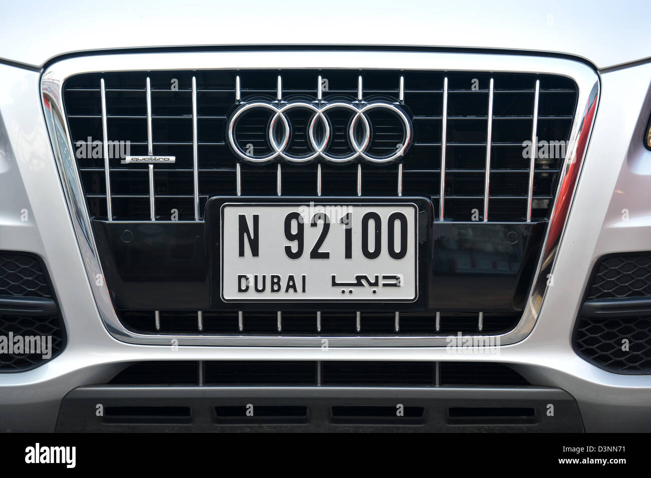Ein Audi mit einem Kennzeichen der Vereinigten Arabischen Emirate. Stockfoto