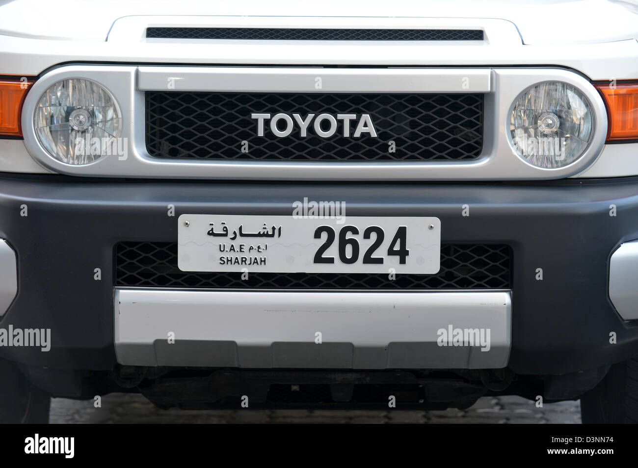 Ein Toyota mit einem Kennzeichen der Vereinigten Arabischen Emirate. Stockfoto