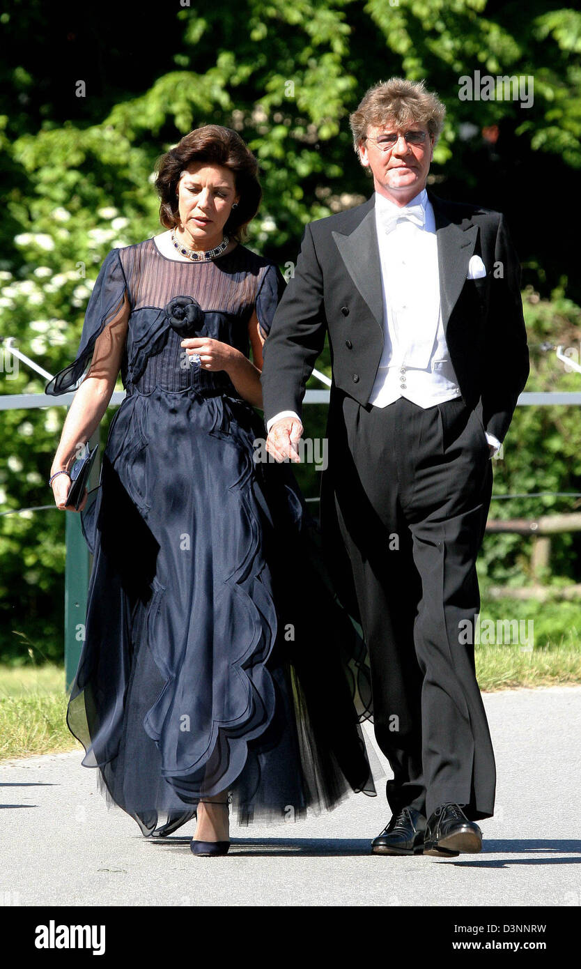 Prinzessin Caroline von Monaco und Prinz Ernst August von Hannover erreichen "Schlosskirche" in Panker, Schleswig-Holstein, Deutschland, Samstag, 10. Juni 2006. Zahlreiche europäische und deutsche Adlige waren zu der Hochzeit von Prinz Philipp von Hessen und Laetitia Bechtolf eingeladen worden. Die Braut ist eine Nichte des bekannten Designers aus Hamburg. Foto: Albert Nieboer (Niederlande) Stockfoto