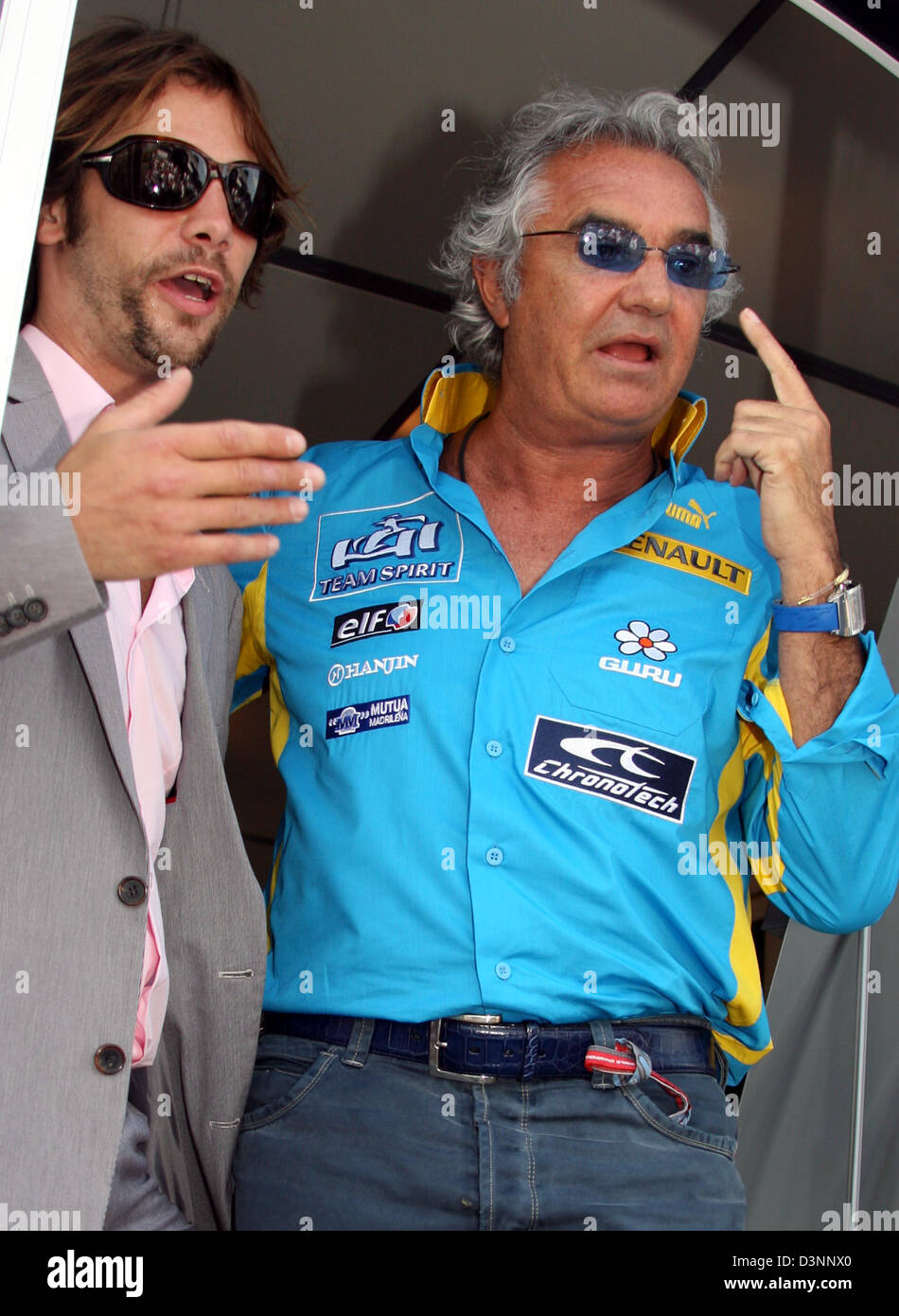 Italienische Flavio Briatore (R), statt Teamchef des Renault F1 Teams, gesehen mit englischen Popmusiker JK (L) vor dem britischen Grand Prix auf der Rennstrecke von Silverstone in Northamptonshire, Großbritannien, Sonntag, 11. Juni 2006. Foto: Jens Büttner Stockfoto