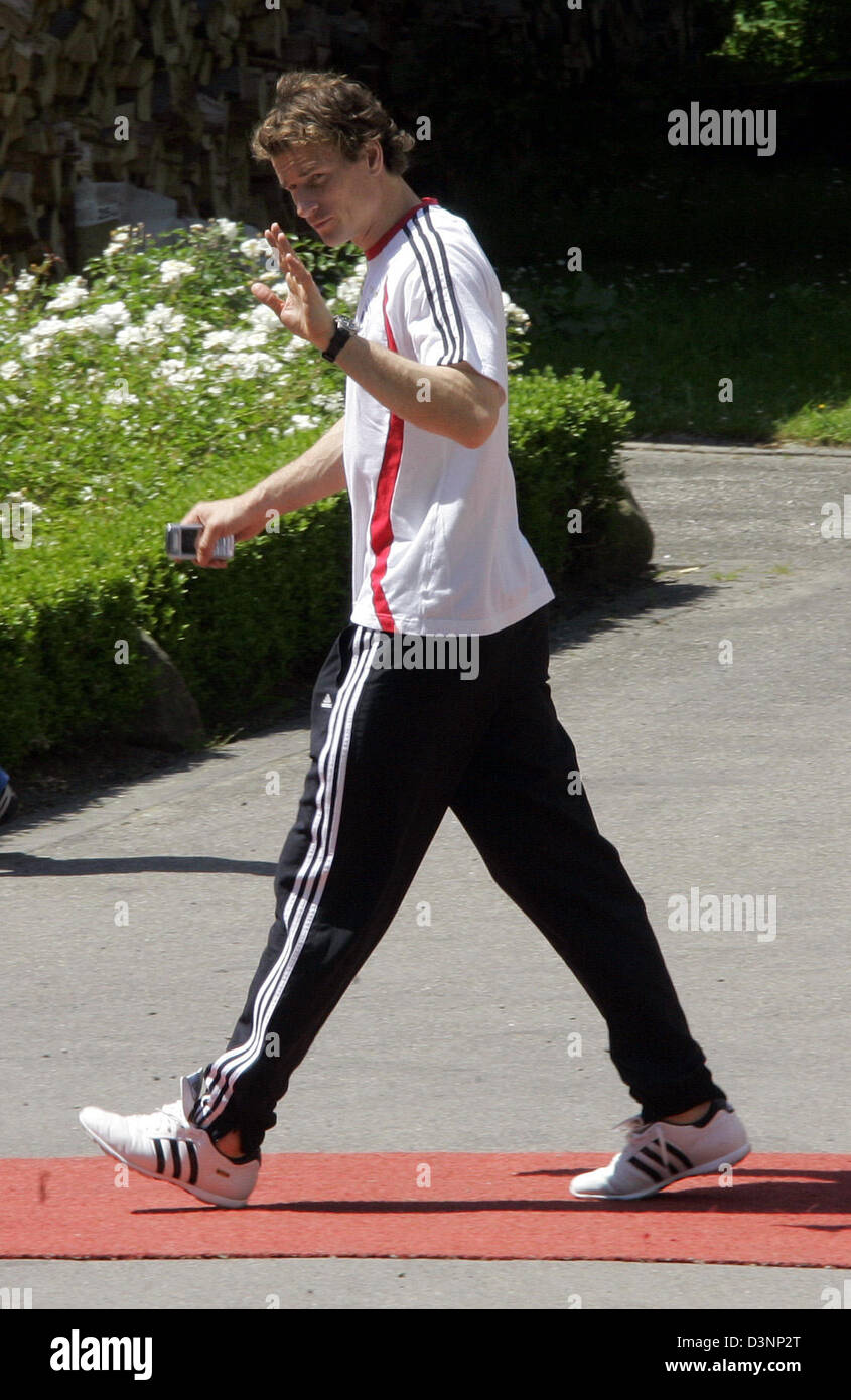 Deutsche Torwart Jens Lehmann Wellen an die Fans in Teerdestillation, Deutschland, Dienstag, 13. Juni 2006. Dortmund beherbergt die morgige 2006 FIFA World Cup Gruppe A Spiel Deutschland Vs Polen. Foto: Bernd Thissen Stockfoto