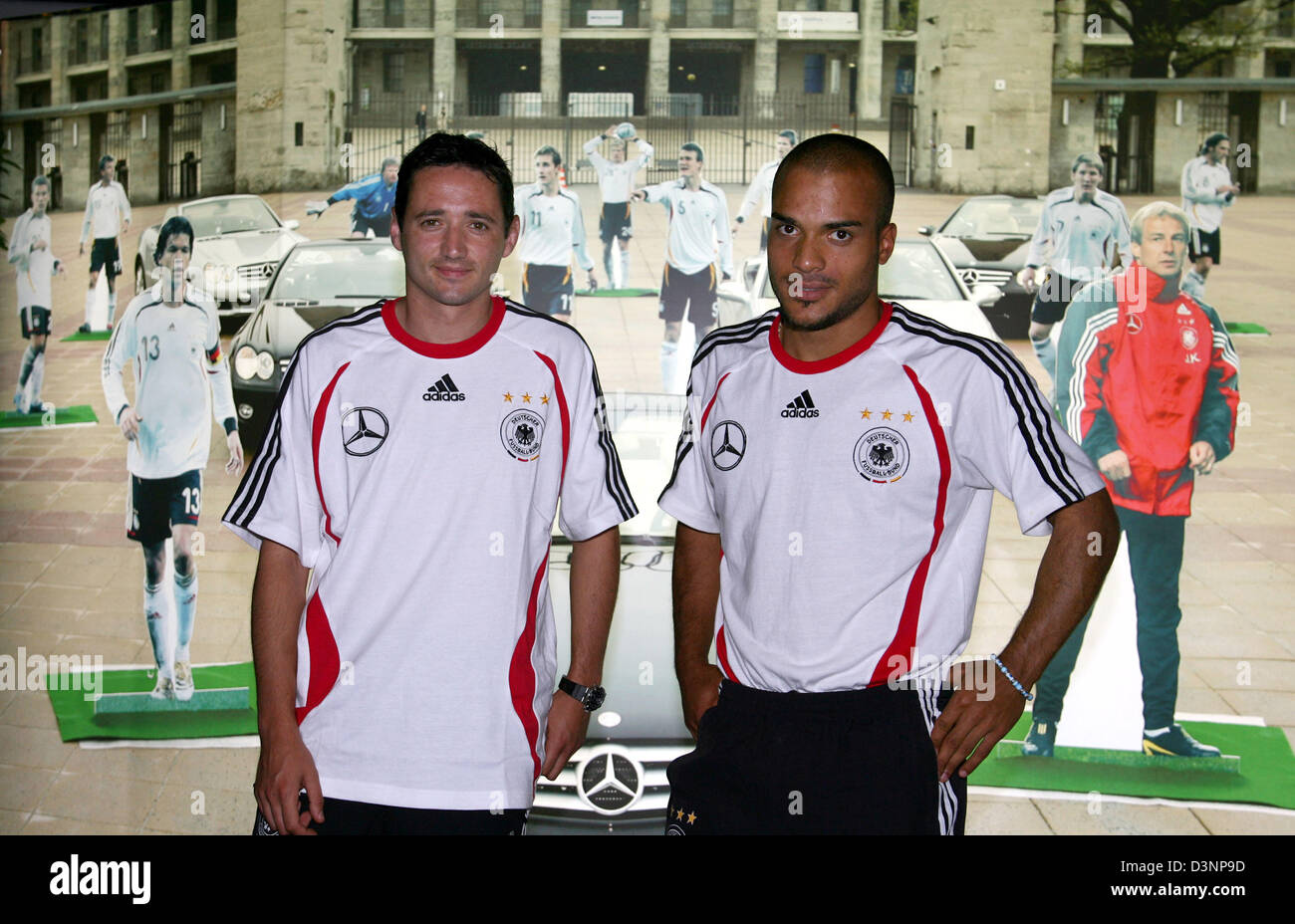 Fußball-Spieler Oliver Neuville (L) und David Odonkor stellen in der Mercedes-Benz Lounge das Internationale Congress Center (ICC) in Berlin, Deutschland, Donnerstag, 15. Juni 2006. Deutschland gewann ihre zweite FIFA WM 2006 Gruppe A Spiel gegen Polen am Vortag in Dortmund nach einem Tor von Neuville nach ein Odokor Kreuz Ball. Foto: MARKUS GILLIAR Stockfoto