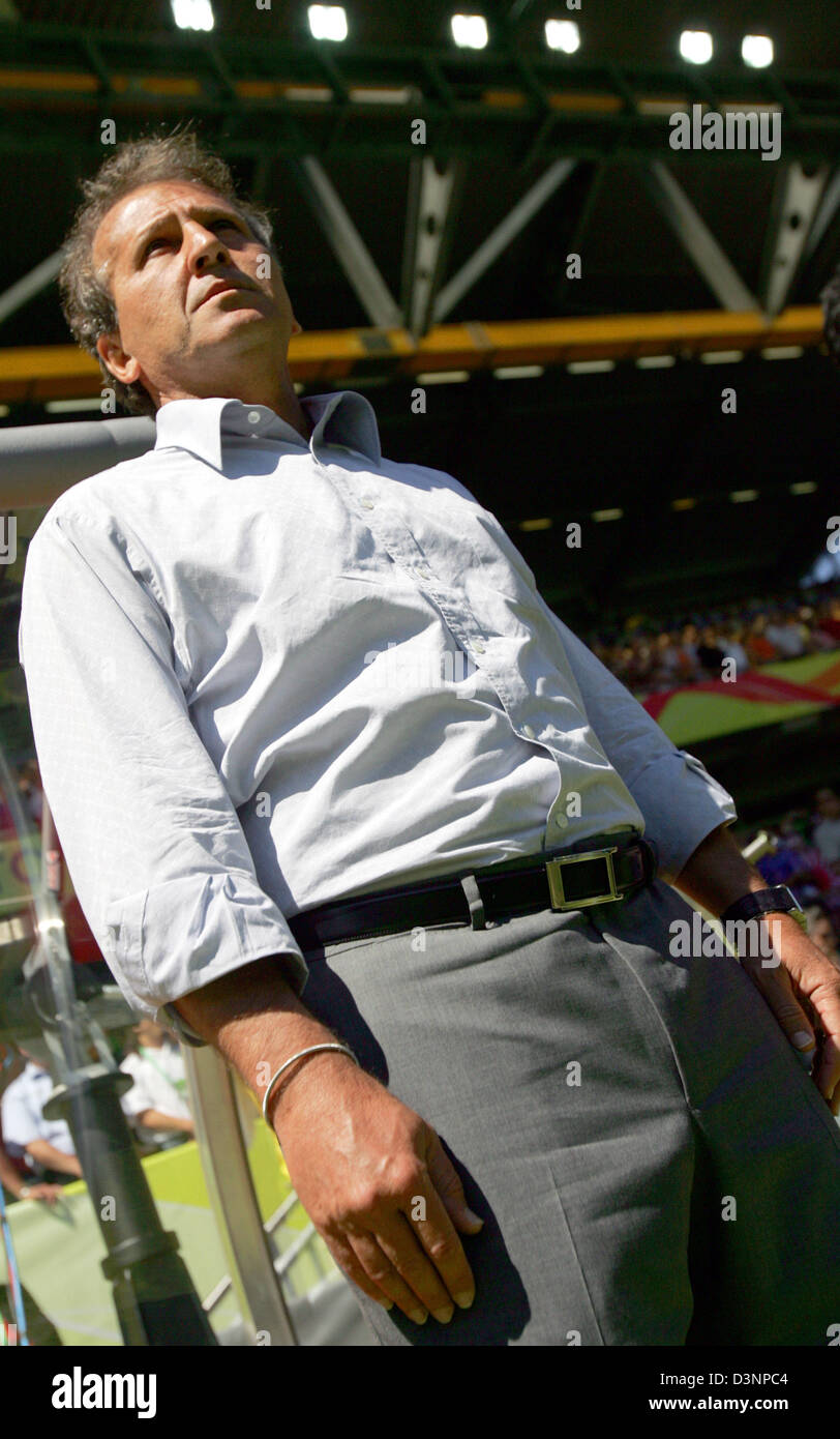 Japans brasilianische Nationaltrainer Zico blickt direkt auf das Spielfeld in Kaiserslautern, Deutschland, Montag, 12. Juni 2006. Japan verlor seine erste Gruppe F vorläufige entsprechen von der 2006 FIFA World Cup vs. Australien mit 3: 1. Foto: Frank Mai Stockfoto