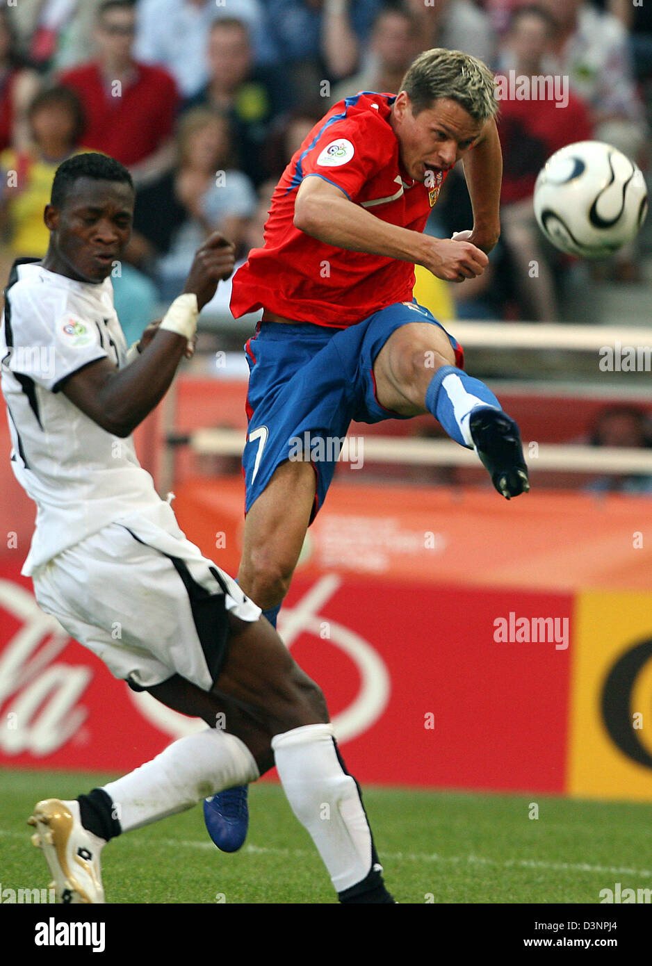 Tschechische internationale Libor Sionko (R) zerschlägt einen Schuss vorbei Ghanas John Pantsil während der 2006 FIFA World Cup Gruppe E Spiel Tschechien gegen Ghana in Köln, Deutschland, Samstag, 17. Juni 2006.  DPA/ROLAND WEIHRAUCH +++ Mobile Dienste, +++ entnehmen Sie bitte den allgemeinen Geschäftsbedingungen der FIFA. +++(c) Dpa - Bildfunk +++ Stockfoto