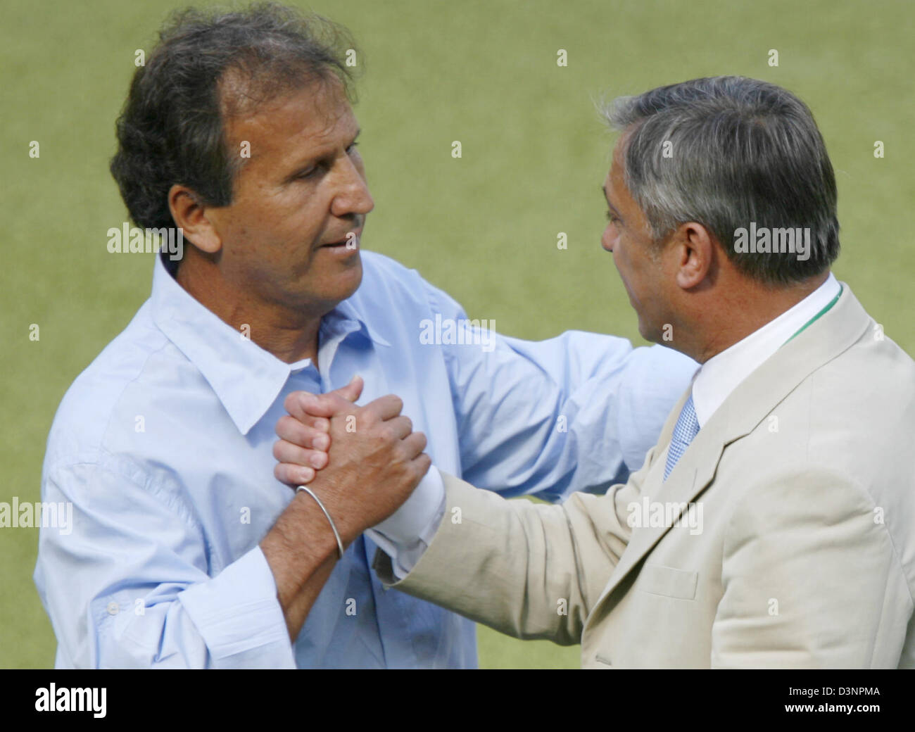 Japans brasilianische Trainer Zico (L) und seinem kroatischen Kollegen Zlatko Kranjcar (R) Handschlag nach Gruppe F vorläufige des 2006 FIFA World Cup zwischen Japan und Kroatien in Nürnberg, Sonntag, 18. Juni 2006 entsprechen. Das Spiel endete mit einem 0: 0 Unentschieden. Foto: Ronald Wittek +++ Mobile Dienste, +++ entnehmen Sie bitte auch die allgemeinen Geschäftsbedingungen der FIFA. Stockfoto