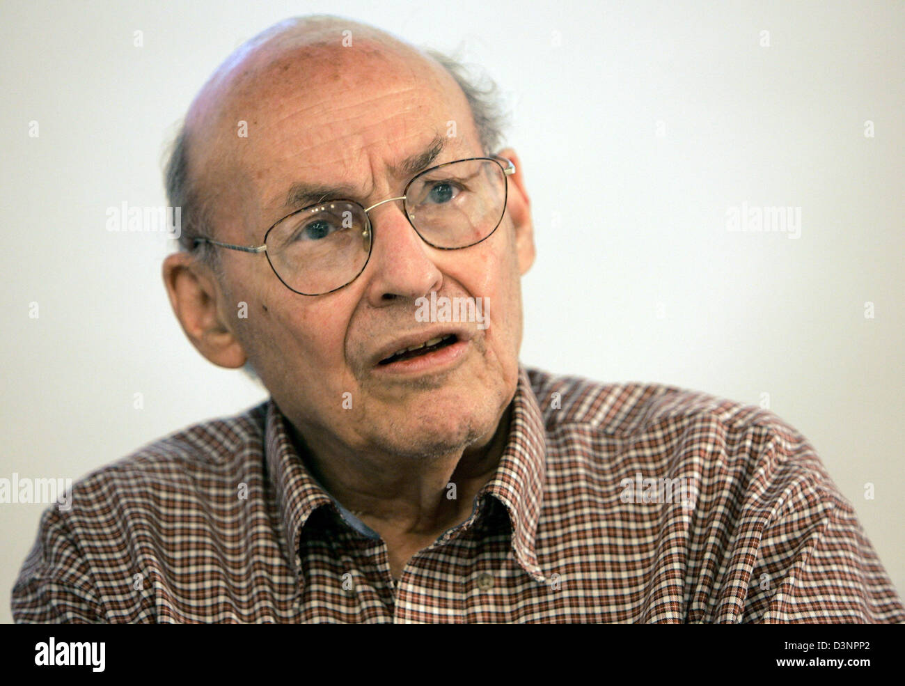 Marvin Minsky, Professor fr Elektrotechnik, Informatik und Medien, Kunst  und Wissenschaft an der Massachusetts Institut of Technology (MIT) in  Cambridge/USA, gibt eine Pressekonferenz auf dem Symposium "50 Jahre knstliche  Intelligenz" an der "