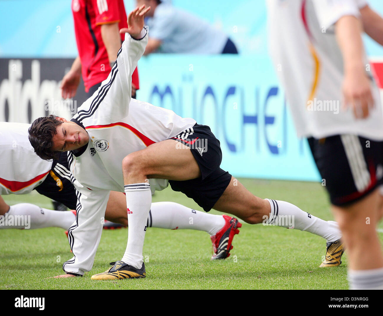 Fussball Spieler Michael Ballack Erstreckt Sich Bei Der Team