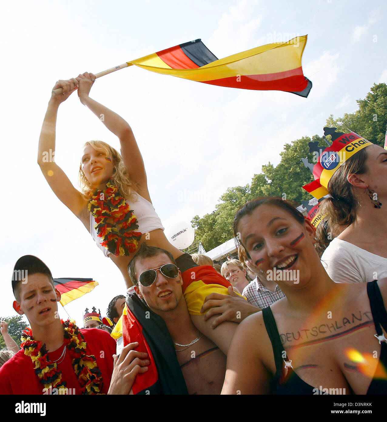 Deutschen Fans-Welle, die ihre Fahnen vor der FIFA WM 2006 16 Runden Spiel Deutschland Vs Schweden bei der FIFA-FanFest in Berlin, Deutschland, Samstag, 24. Juni 2006. Fußball-Enthusiasten in ganz Deutschland sind an den public-Viewing-Punkten um das Spiel zu sehen Deutschland Vs Schweden sammeln, die in München stattfindet. Foto DPA/Steffen Kugler Lbn +++(c) Dpa - Bildfunk +++ Stockfoto