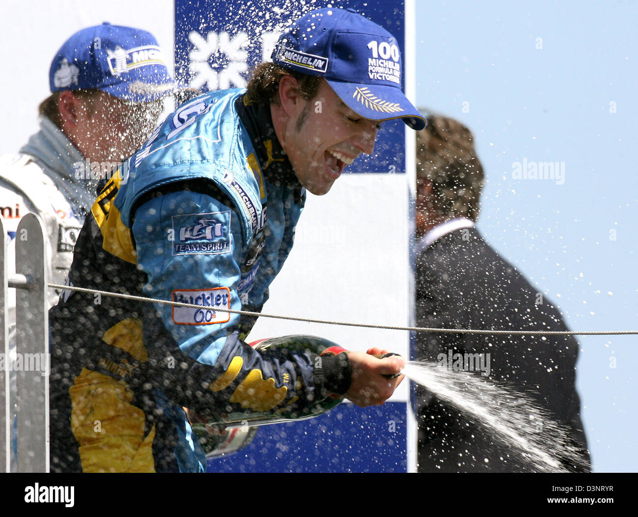 Spanische Formel1 Piloten Fernando Alonso bei Renault feiert auf dem Podium, nachdem der Grand Prix von Kanada am Gilles Villeneuve Race track in Montreal, Kanada, Sonntag, 25. Juni 2006. Foto: Jens Büttner Stockfoto