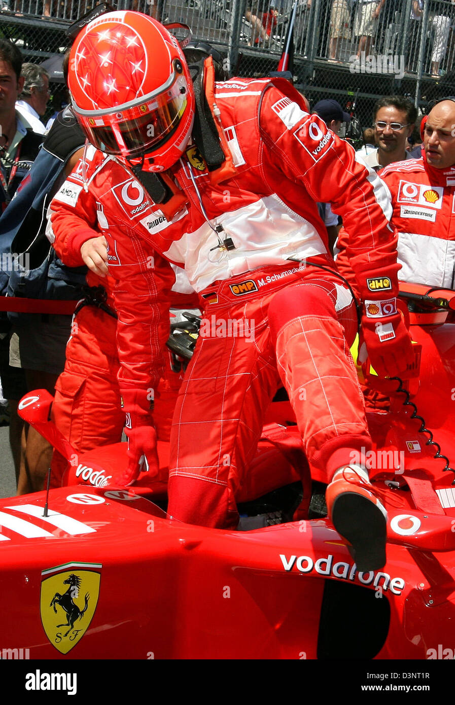 Deutsche Formel1 Rennfahrer Michael Schumacher der Scuderia Ferrari F1 team gezeigt auf das Gitter, vor Beginn des Grand Prix von Kanada beim Rennen Gilles Villeneuve in Montreal, Kanada, Sonntag, 25. Juni 2006. Schumacher kommt auf den zweiten Platz. Foto: Jens Büttner Stockfoto