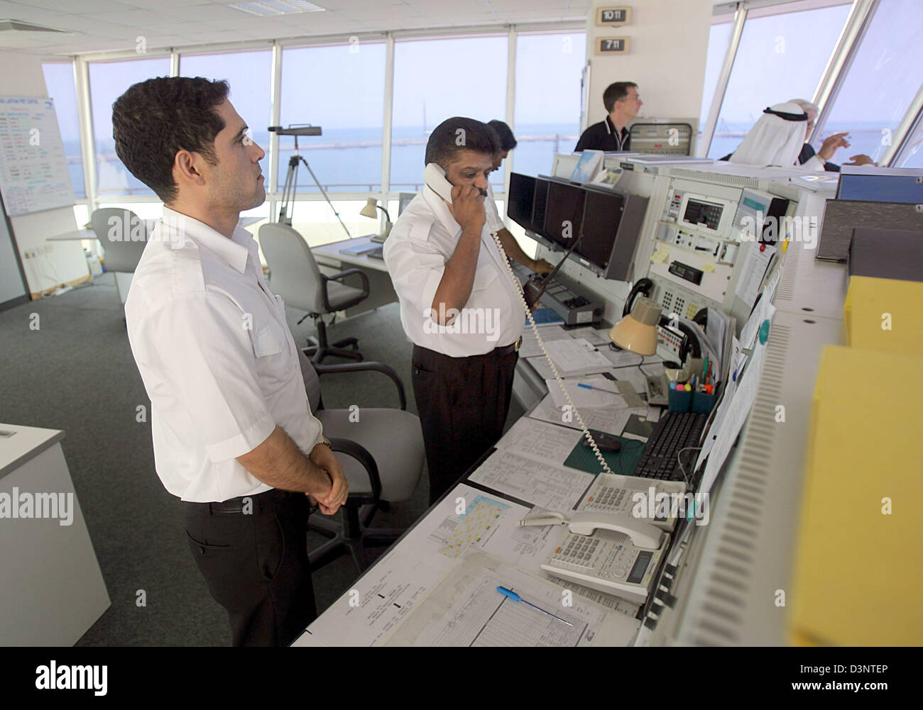 Las Raffan Mitarbeiter sind im Controll Tower der Gasanlage Ras Laffan Industrial ...