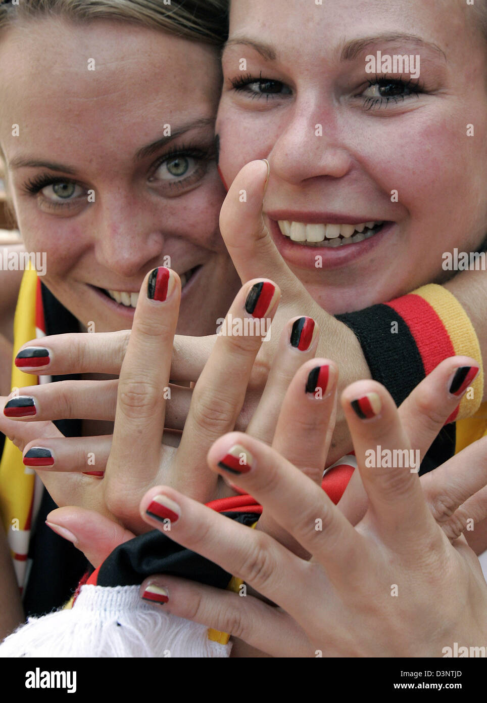 Heidi (L) und Rike, zwei deutsche Fußball-Fans zeigen ihre ...