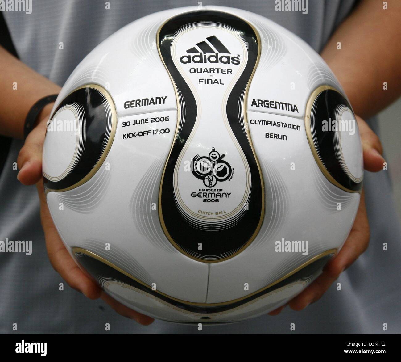 Der Spielball in den Händen von ein Balljunge während das Viertelfinale der  FIFA WM 2006 zwischen Deutschland und Argentinien im Olympiastadion in  Berlin, Deutschland, Freitag, 30. Juni 2006 gesehen. Foto: BERND SETTNIK +++