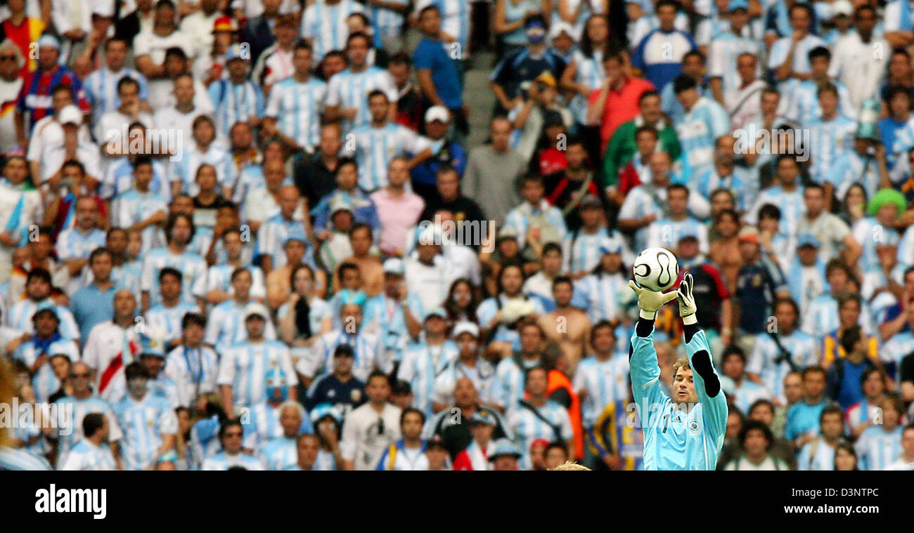 Deutsche Torhüter Jens Lehmann vor argentinischen Fans während der 2006 FIFA World Cup-Viertelfinale gemäht-Deutschland gegen Argentinien im Olympiastadion in Berlin, Deutschland, Freitag, 30. Juni 2006 abgebildet. Deutschland gewann 4: 2 im Elfmeterschießen. DPA/MICHAEL HANSCHKE +++ Mobile Dienste, +++ entnehmen Sie bitte den allgemeinen Geschäftsbedingungen der FIFA. +++(c) Dpa - Bildfunk +++ Stockfoto