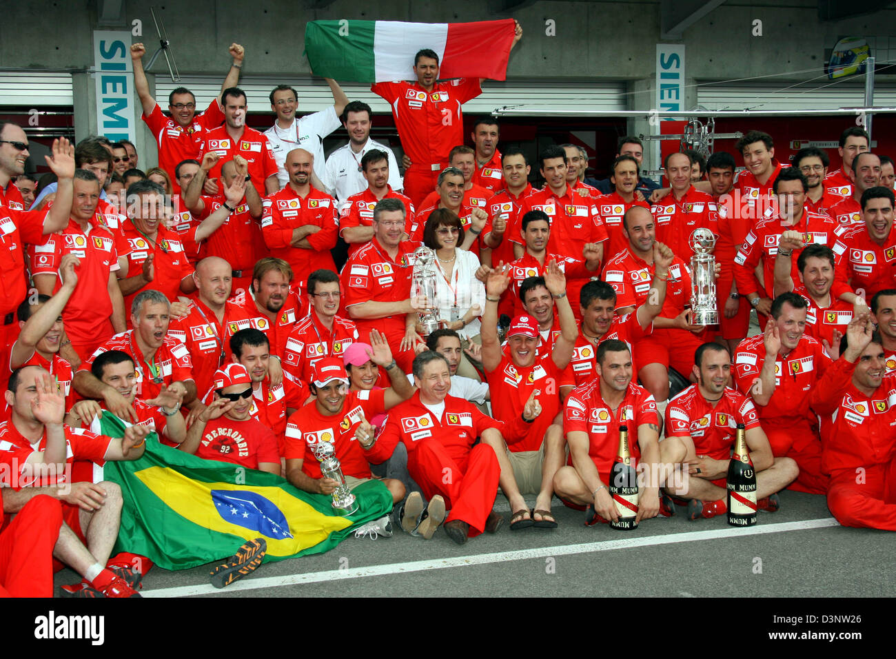 Deutsche Formel1 Rennfahrer Michael Schumacher der Scuderia Ferrari F1 Team (M) und sein Team feiern den Sieg beim United States Grand Prix auf der Rennstrecke Indianapolis Speed Autobahn in Indianapolis, USA, Sonntag, 2. Juli 2006. Foto: Jens Büttner Stockfoto