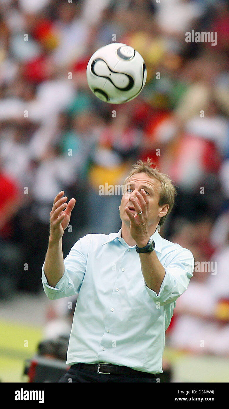 Deutsche nationale Fußball-Trainer Juergen Klinsmann fängt einen Ball im WM-Viertelfinale  gegen Argentinien am Olympiastadion in Berlin, Freitag, 30. Juni 2006.  Deutschland gewann das Viertelfinale 5:3 im Elfmeterschießen. Foto: Michael  Hanschke +++ Mobile