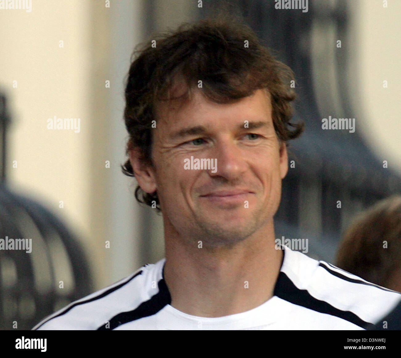 Deutsche Golakeeper Jens Lehmann verlässt das Team Hotel für eine Trainingseinheit in Berlin, Deutschland, Mittwoch, 5. Juli 2006. Die deutsche Fußball-Nationalmannschaft bereitet sich auf das Spiel um den 3. Platz auf Samstag, 8. Juli 2006 in Stuttgart. Foto: OLIVER BERG Stockfoto