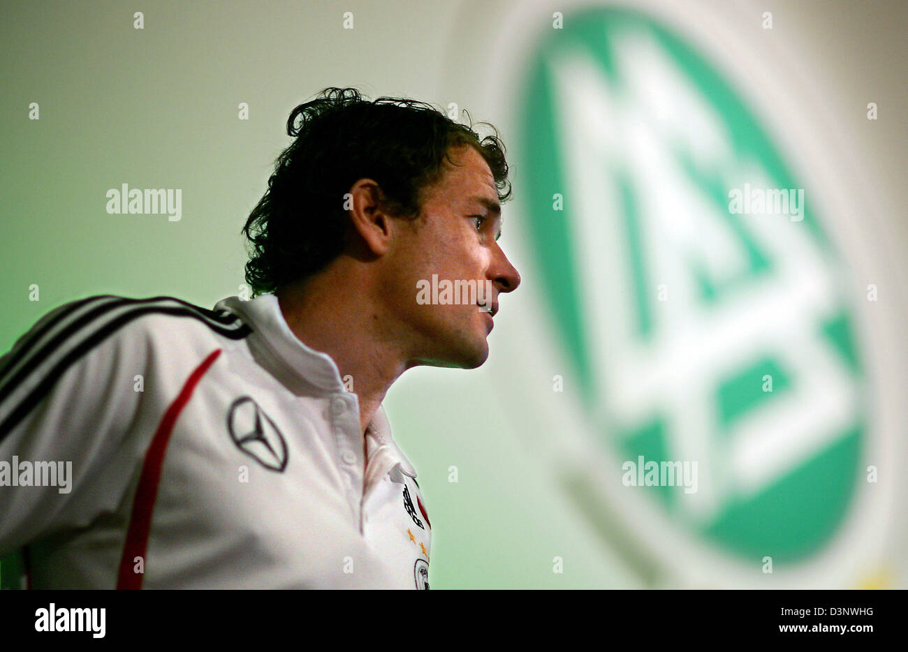 Deutsche Torwart Jens Lehmann verlässt die Pressekonferenz in Berlin, Deutschland, Donnerstag, 6. Juli 2006. Der deutsche Fußball-Nationalmannschaft bereitet sich auf den 3. Platz Spiel gegen Portugal in Stuttgart auf Samstag, 8. Juli 2006. DPA/Michael Hanschke Stockfoto