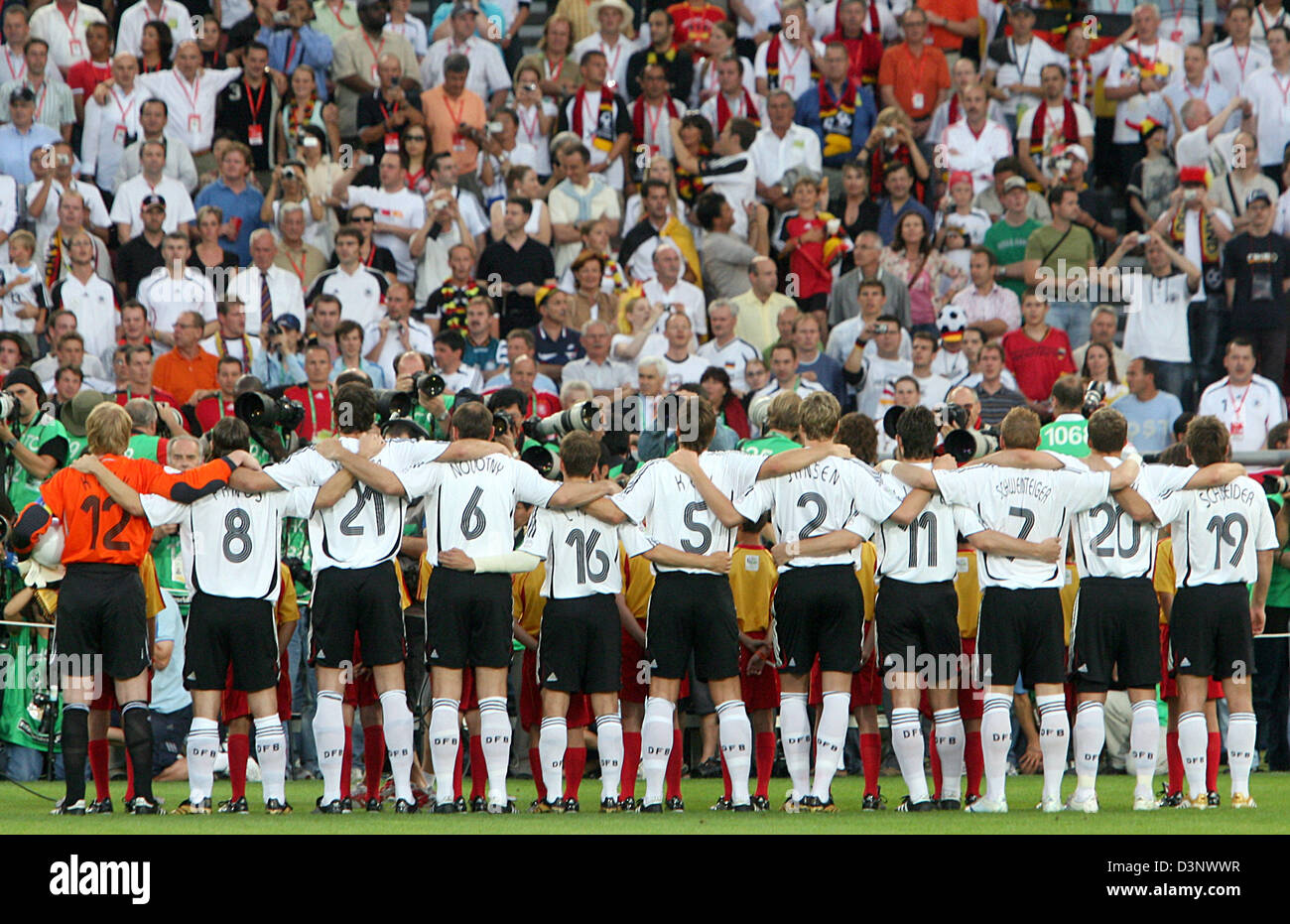 Die deutsche Mannschaft singt die Nationalhymne vor dem 3. Platz Spiel ...