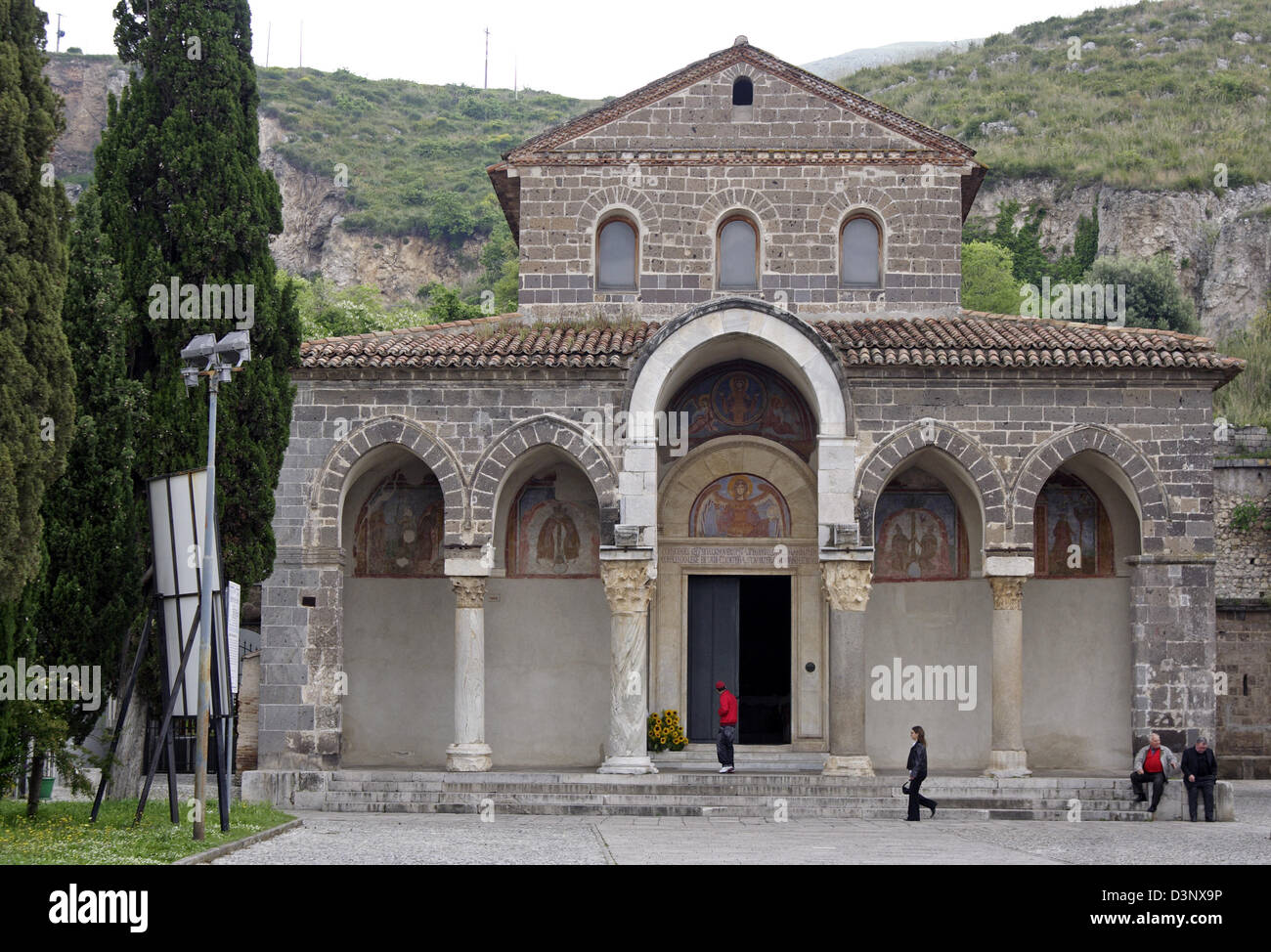 Das Bild zeigt die Basilika Sant' Angelo in Formis am unteren Rand der Monte Tifata, Italien, 30. April 2006. Die Kirche ist eine der am meisten interessanten mittelalterlichen Kirchen Norditaliens und wurde im 6. Jahrhundert auf dem Fundament eines griechischen Diana Tempels errichtet. Seine heutige Gestalt erhielt die Kirche von den Baumeistern im 11. Jahrhundert, die den Mut für eine einzigartige Mischung aus Ro hatte Stockfoto