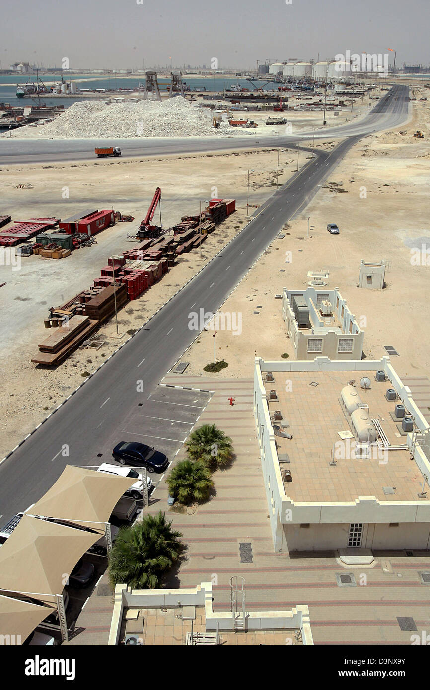 Das Foto zeigt einen Blick über einen kleinen Teil der Gas-Fabriken von Ras Laffan in der Nähe von Doha in Katar, 26. Mai 2006. Katar beherbergt die zweitgrößten Erdgasvorkommen hinter Russland und will 50 Milliarden Dollar bis 2012 zu investieren, um dann die weltweit größte Erdgas-Anbieter sein. Foto: Tim Brakemeier Stockfoto