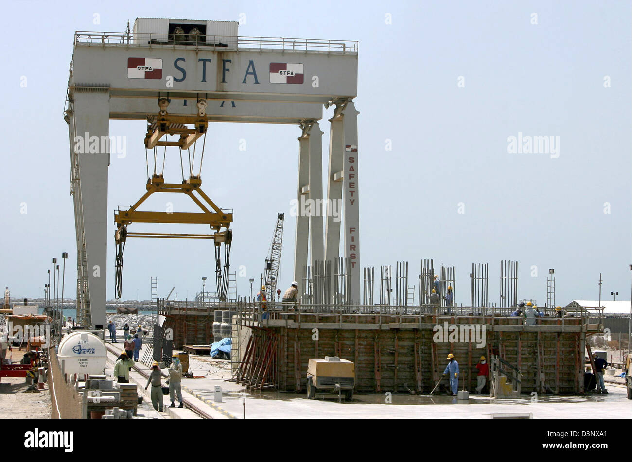 Das Foto zeigt, dass die Bauarbeiten in den Gas-Werken von Ras Laffan in der Nähe von Doha in Katar, 26. Mai 2006. Katar beherbergt die zweitgrößten Erdgasvorkommen hinter Russland und will 50 Milliarden Dollar bis 2012 zu investieren, um dann die weltweit größte Erdgas-Anbieter sein. Foto: Tim Brakemeier Stockfoto