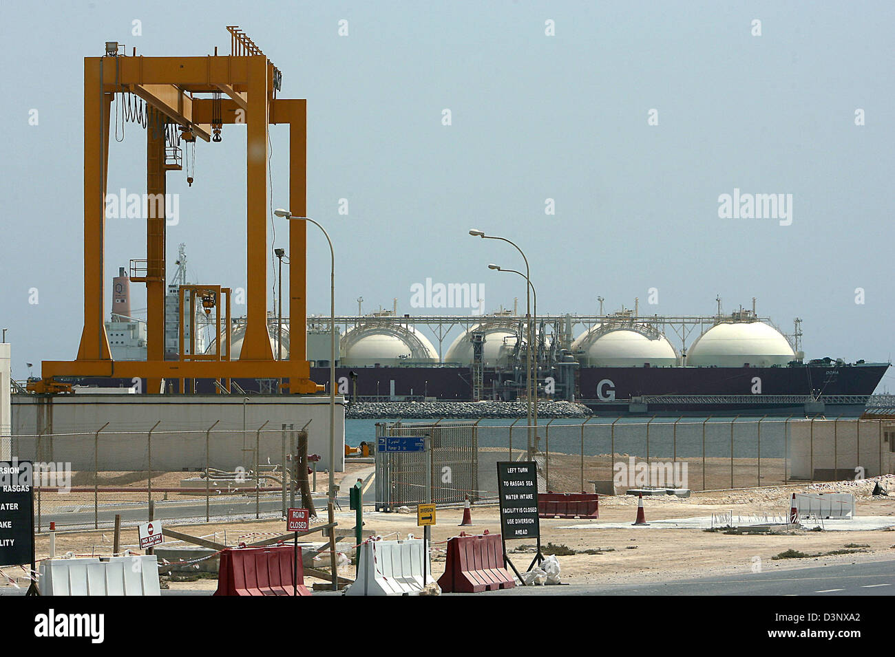 Das Foto zeigt einen Gastanker in den Gas-Werken von Ras Laffan in der Nähe von Doha in Katar, 26. Mai 2006. Katar beherbergt die zweitgrößten Erdgasvorkommen hinter Russland und will 50 Milliarden Dollar bis 2012 zu investieren, um dann die weltweit größte Erdgas-Anbieter sein. Foto: Tim Brakemeier Stockfoto
