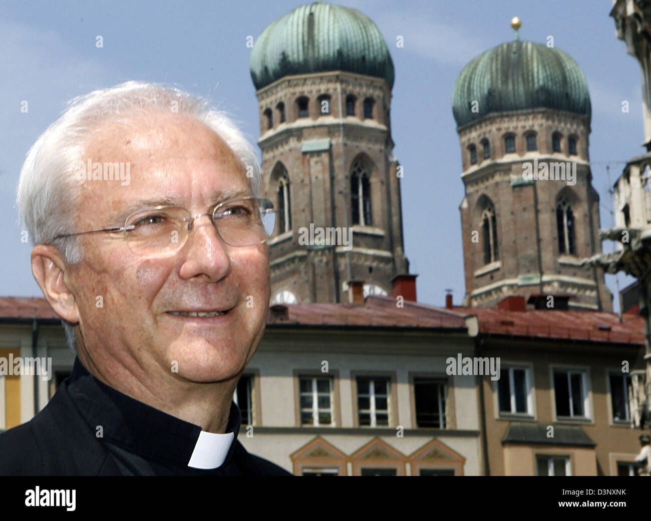 Erzbischof Piero Marini, Meister der die liturgischen Feiern des Papstes, abgebildet auf dem Marien-Platz in München, Deutschland, Freitag, 14. Juli 2006. Marini bereitet den Papstbesuch in Bayern vom 9. bis 14. September. Foto: Andreas Gebert Stockfoto