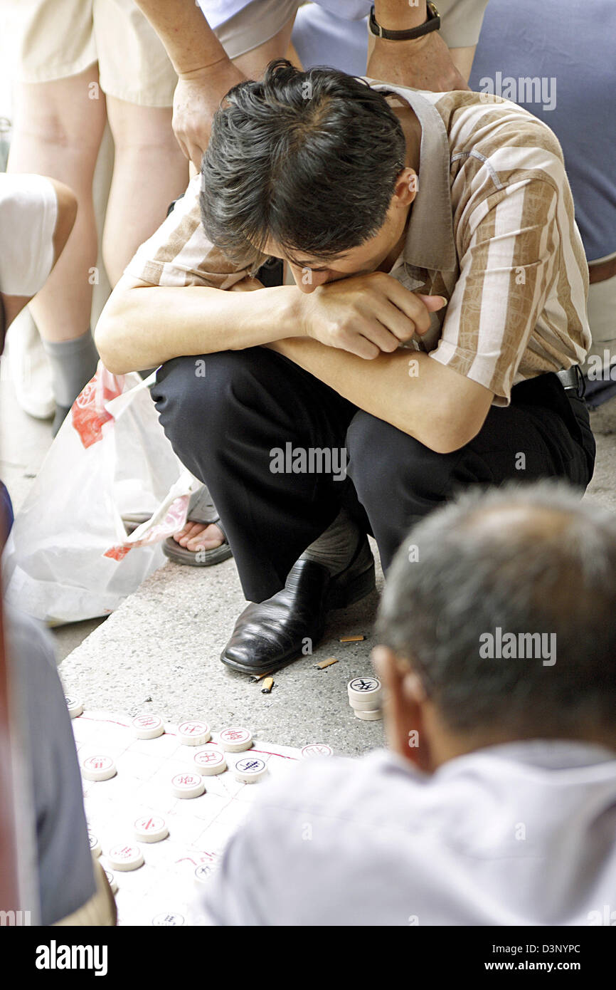 Ein Mann sitzt neben seinem Token in Peking, China, Freitag, 30. Juni 2006. Foto: Lars Halbauer Stockfoto