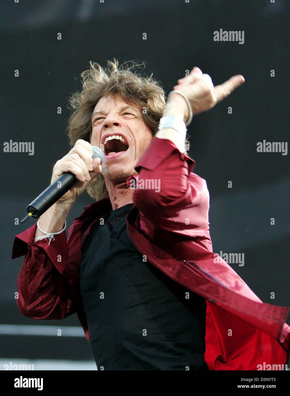 Mick Jagger von den Rolling Stones führt während eines Konzerts der "A  Bigger Bang" Tour in Köln, 23. Juli 2006. Foto: Rolf Vennenbernd  Stockfotografie - Alamy