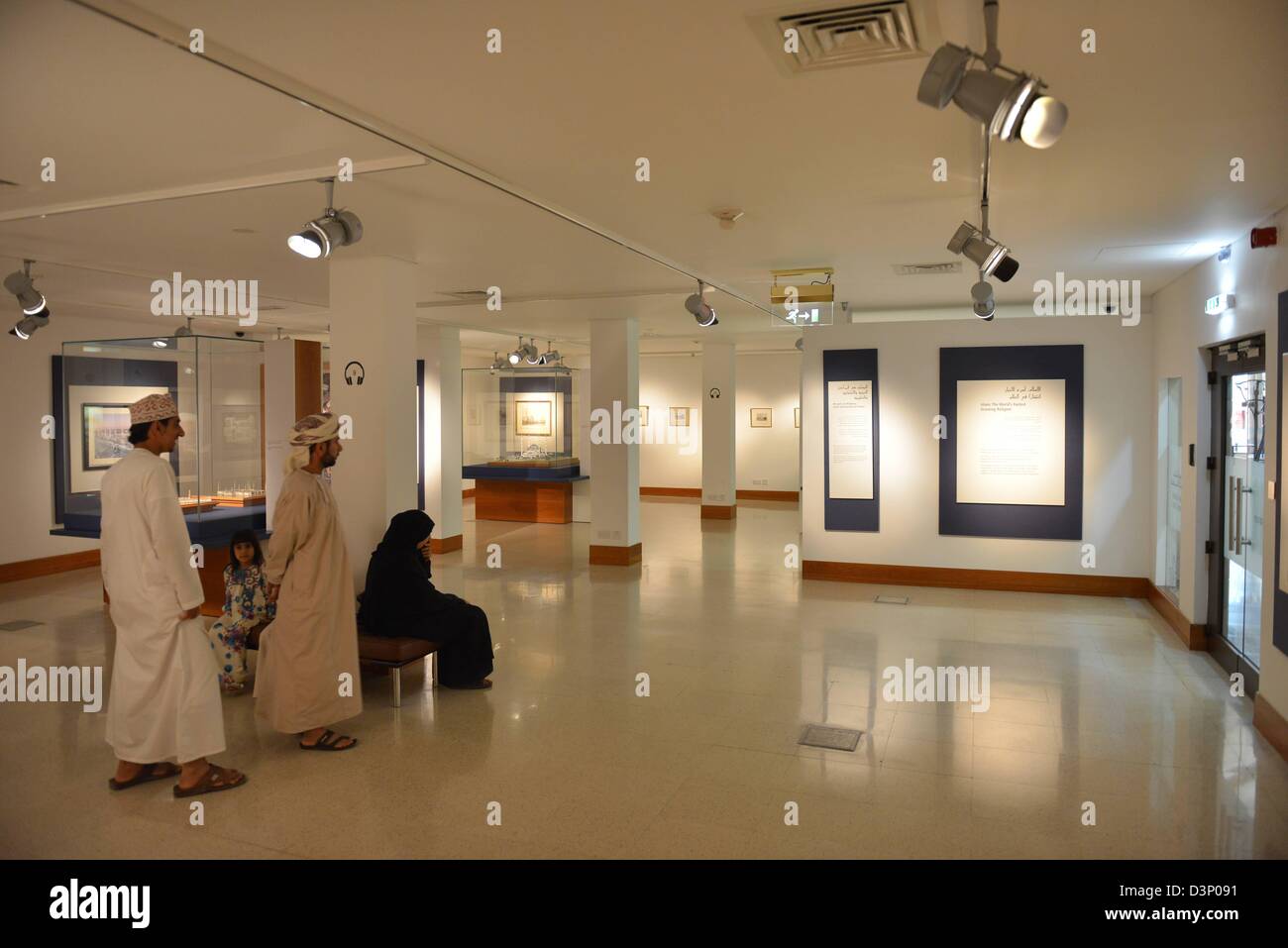 Innenansicht des Museums "Sharjah Museum der islamischen Zivilisation" (Islamic Museum) im Emirat Sharjah. Die Ausstellung zeigt mehr als 5.000 Stück aus der islamischen Welt. Stockfoto