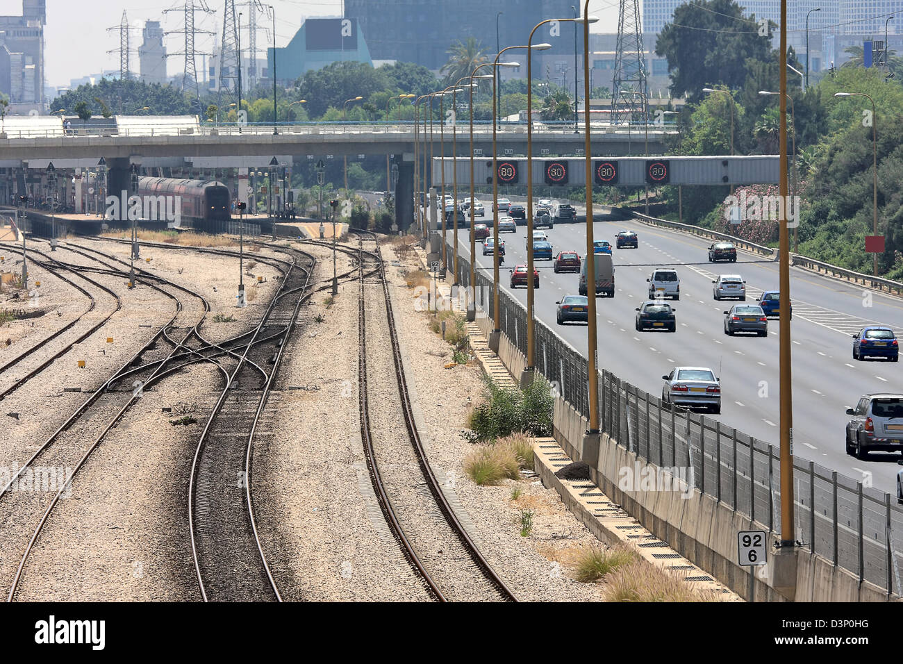 Eisenbahnlinien und Station mit dem Zug entlang Ayalon Highway mit fließenden Verkehr im Zentrum der Stadt am Gebirgspässe in Tel Aviv, Israel. Stockfoto