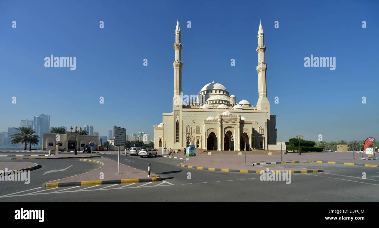 Al Noor Moschee in Sharjah Stadt im Emirat Sharjah. Die einzige zugänglich für Besucher Moschee, Baujahr 2004, basiert auf der Architektur von der blauen Moschee in Istanbul. Stockfoto