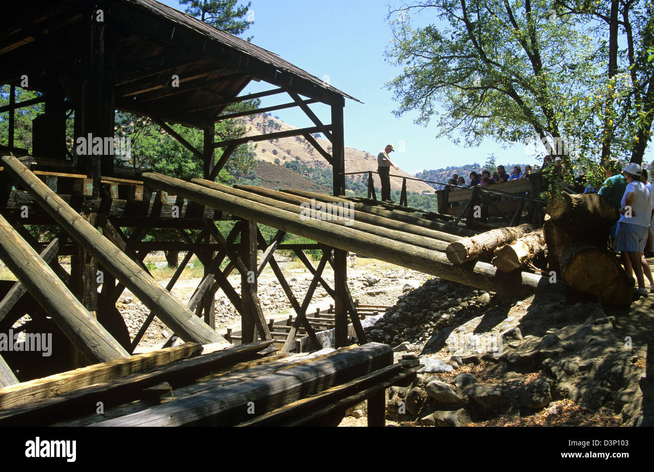 Ein Dolmetscher erzählt die berühmte Geschichte von Sutter Mühle in Marshall Gold Discovery State Historic Park, Coloma, Kalifornien, USA. Stockfoto