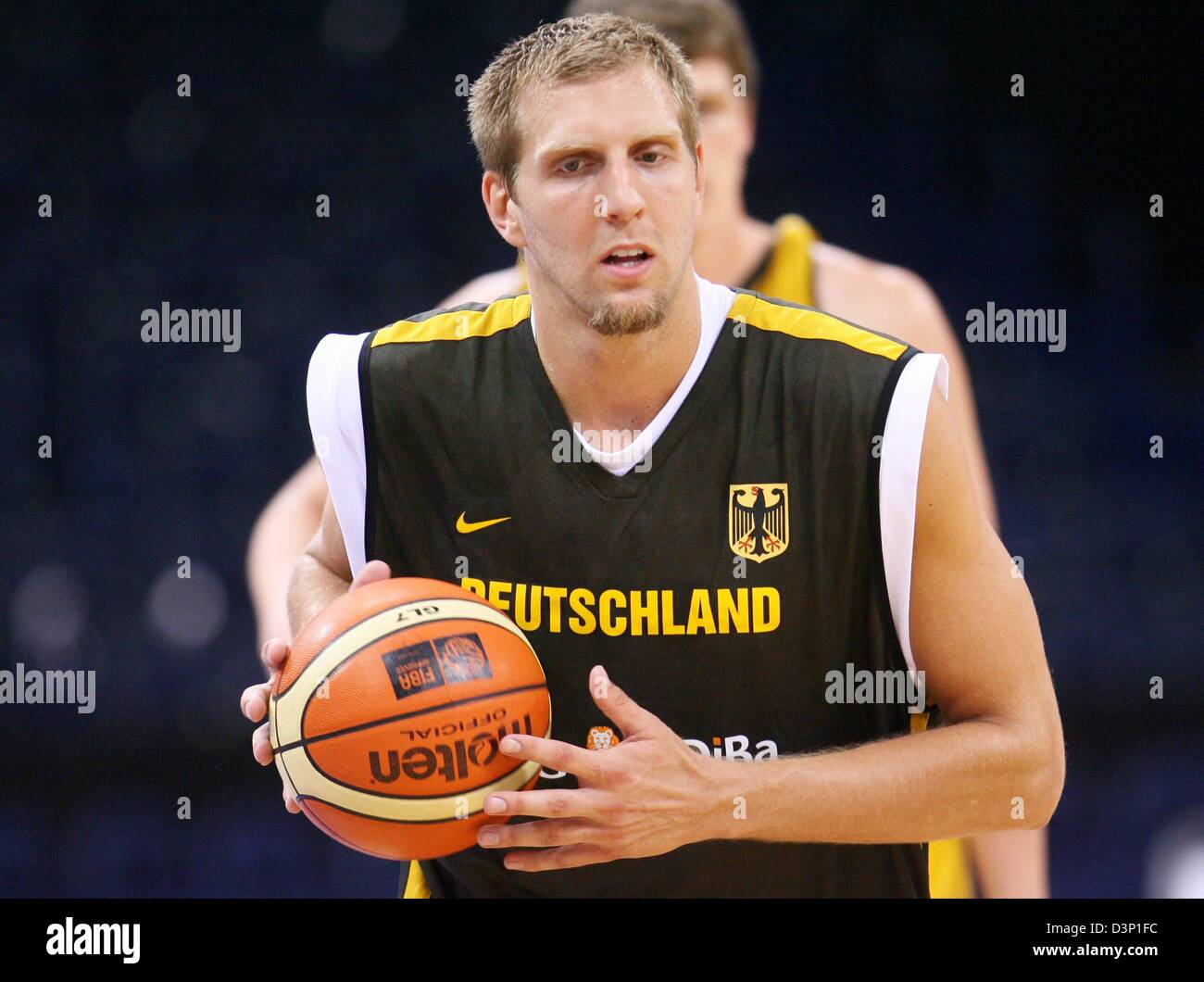 Deutschen Basketball fotografierte star Dirk Nowitzki während einer Trainingseinheit der Nationalmannschaft in der Colorline Arena in Hamburg, Deutschland, Donnerstag, 27. Juli 2006. Nowitzki kam spät nach dem Tod seiner Großmutter. Die deutsche Mannschaft spielt zwei Spiele in Hamburg und Nürnberg. Foto: Maurizio Gambarini Stockfoto