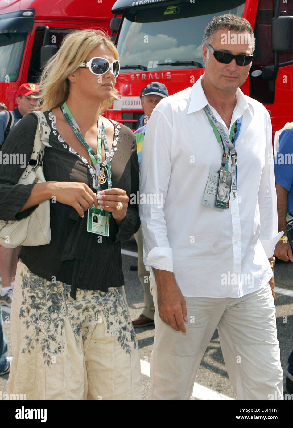 Ehemalige deutsche Schwimmerin, die Franziska van Almsick (L) und Freund Juergen B. Harder Besuch im Fahrerlager während des deutschen Formel 1 Grand Prix beim Rennen in Hockenheim, Deutschland, Samstag, 29. Juli 2006 zu verfolgen. DPA/CARMEN JASPERSEN Stockfoto