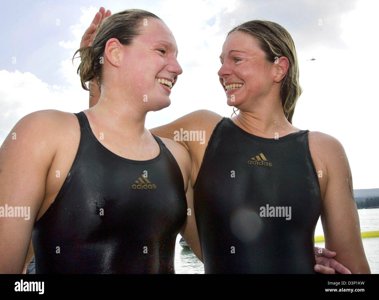 Deutscher LangstreckenSchwimmer Angela Maurer (R) freut sich nach
