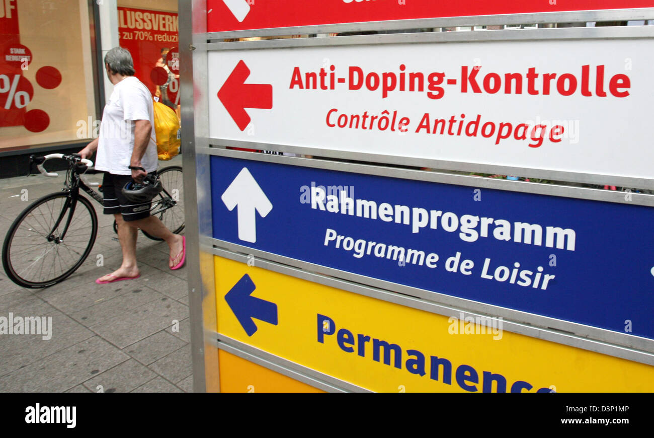 Es steht eine Frau mit ihrem Fahrrad in der Nähe ein Schild zeigt den Weg der Anti-doping-Leitstelle in Hamburg, Deutschland, Sonntag, 30. Juli 2006. Am selben Tag fand das Rennen der Vattenfall Cyclassics 2006 in Hamburg statt. Dreimalige Weltmeister Freire Spanien gewann einen Massensprint um das Cyclassics-Rennen vor deutschen Zabel nach 243,3 km in Anspruch nehmen. Foto: Maurizio Gambarini Stockfoto