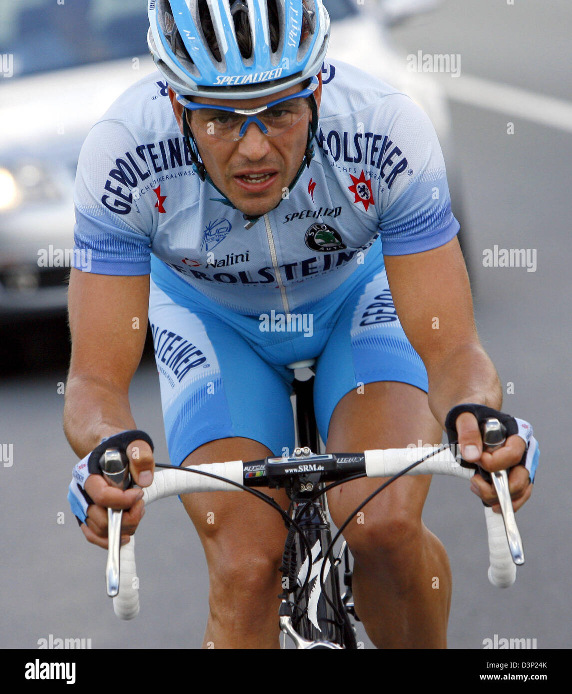 Deutsch Radfahren pro Ronny Scholz Team Gerolsteiner entweicht Feld während der zweiten Etappe der Deutschland-Tour von Minden nach Goslar, Deutschland, Donnerstag, 3. August 2006. Scholz war 50 Kilometer vor dem Ziel gefangen. Das ProTour Rennen führt über 1390,5 Kilometer von Düsseldorf nach Karlsruhe. Foto: Steffen Kugler Stockfoto